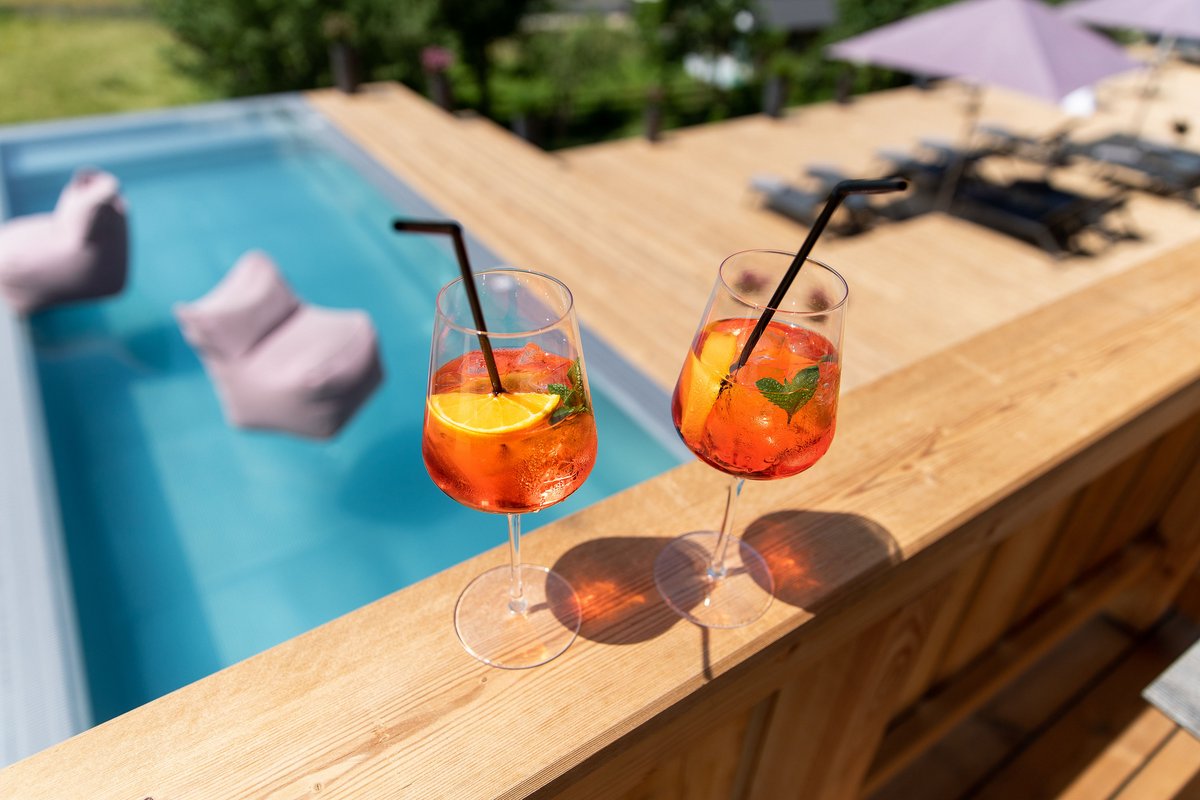 Getränke am Pool als Erfrischung nach einer Wanderung in Almmonte